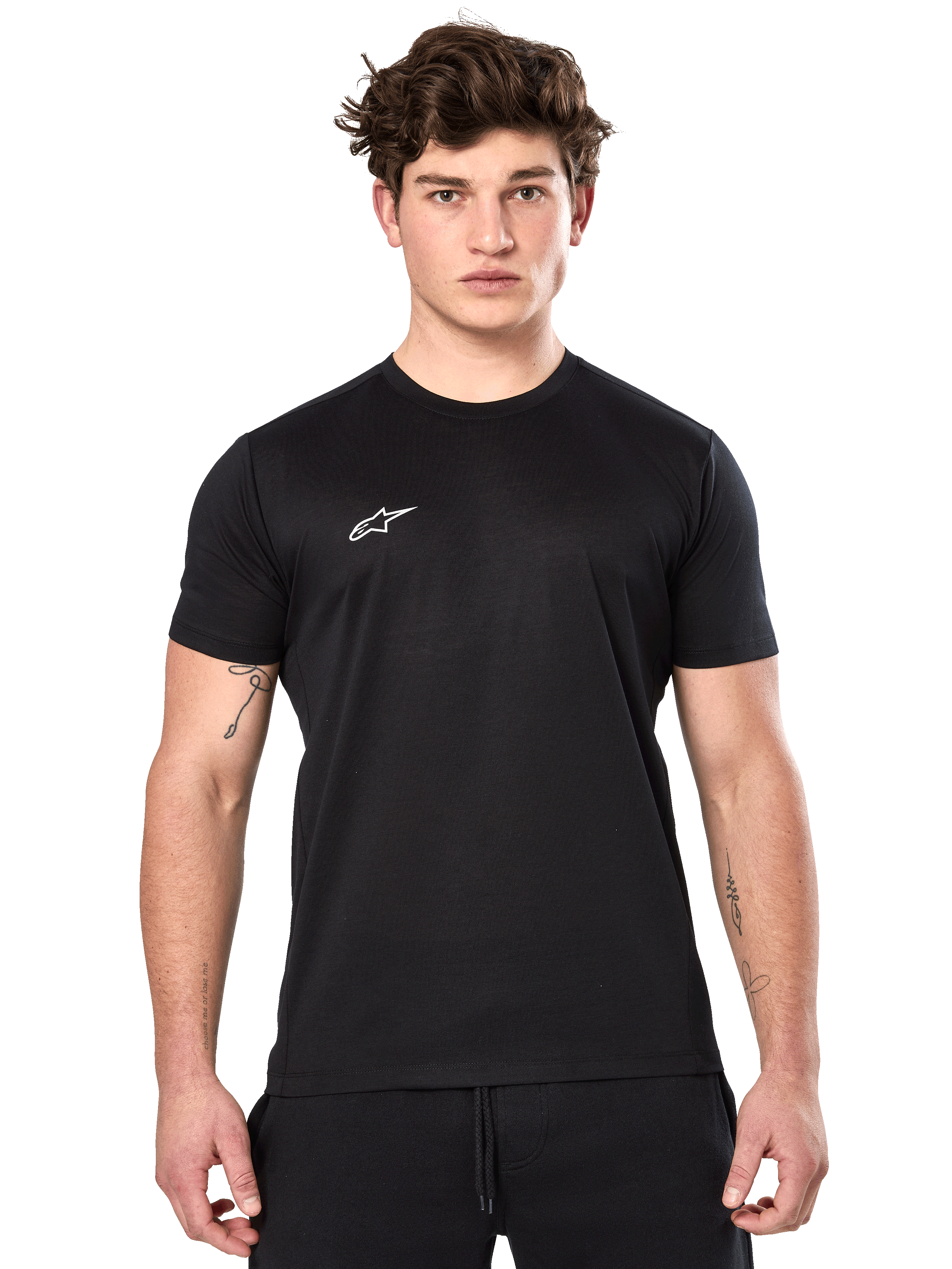 Alpinestars Point Performance Tee, kortärmad funktionströja, svart med liten vit Alpinestars-logotyp på bröstet, bärs av en man med tatueringar på armarna, funktionella sportkläder