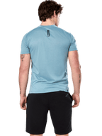 Alpinestars Point Performance Tee, kortärmad t-shirt, Ice Blue, ryggvy på modell som visar vertikalt svart Astars-ordmärke, kombinerad med svarta shorts, funktionella sportkläder