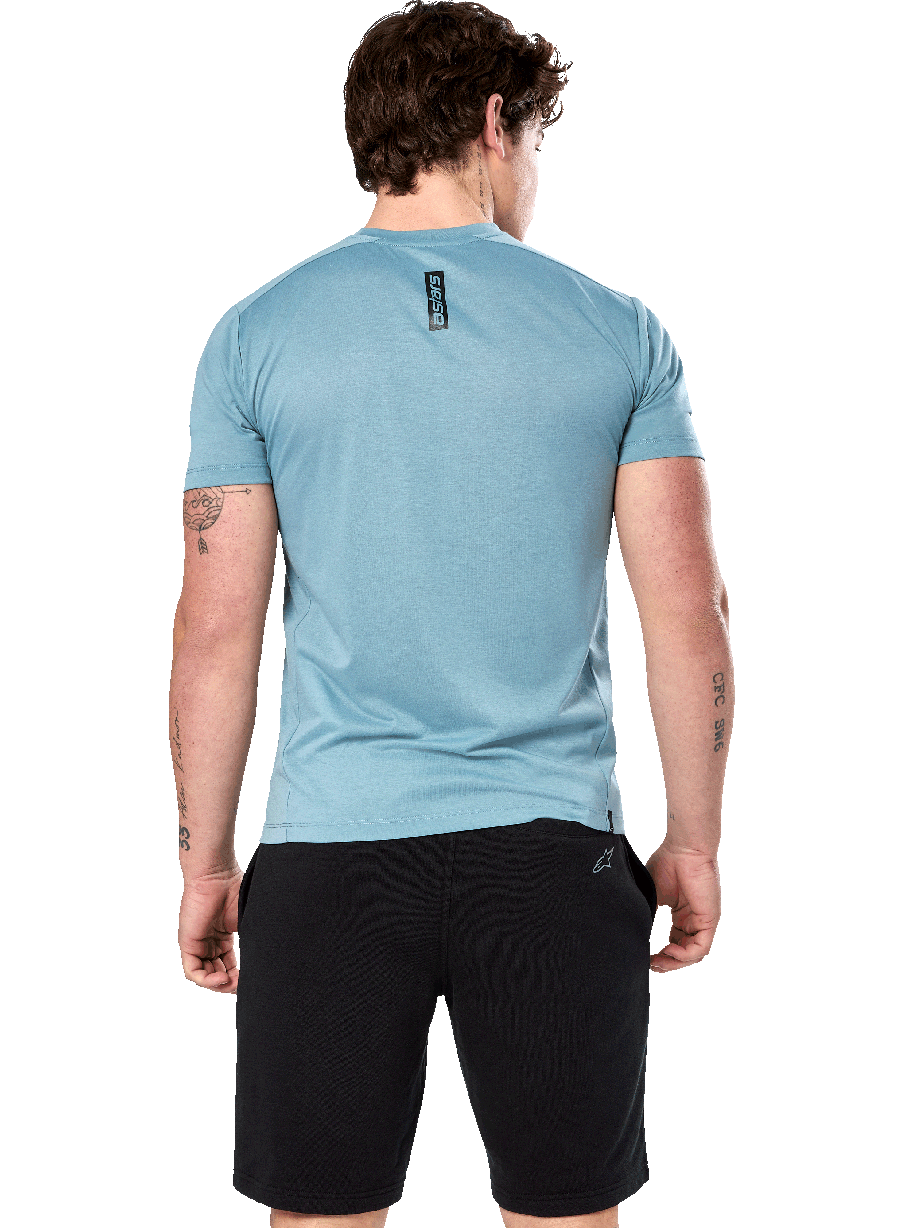 Alpinestars Point Performance Tee, kortärmad t-shirt, Ice Blue, ryggvy på modell som visar vertikalt svart Astars-ordmärke, kombinerad med svarta shorts, funktionella sportkläder