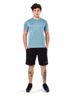 Alpinestars Point Performance Tee, kortärmad T-shirt, Ice Blue, med en liten svart logotyp framtill, rundhalsad, bärs av en modell med svarta shorts och svarta sneakers, avslappnade fukttransporterande sportkläder