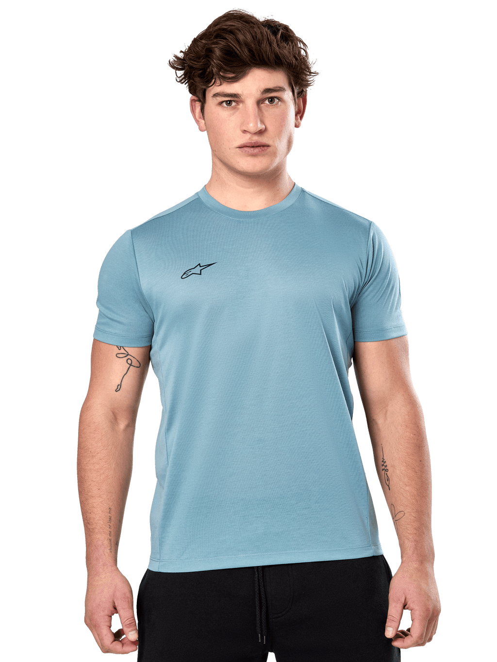 Alpinestars Point Performance Tee, kortärmad t-shirt, isblå, med en liten svart logotyp på bröstet, bärs av en modell med svarta shorts, avslappnade funktionella sportkläder