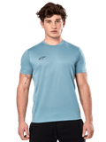 Alpinestars Point Performance Tee, kortärmad t-shirt, isblå, med en liten svart logotyp på bröstet, bärs av en modell med svarta shorts, avslappnade funktionella sportkläder