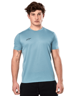Alpinestars Point Performance Tee, kortärmad t-shirt, isblå, med en liten svart logotyp på bröstet, bärs av en modell med svarta shorts, avslappnade funktionella sportkläder