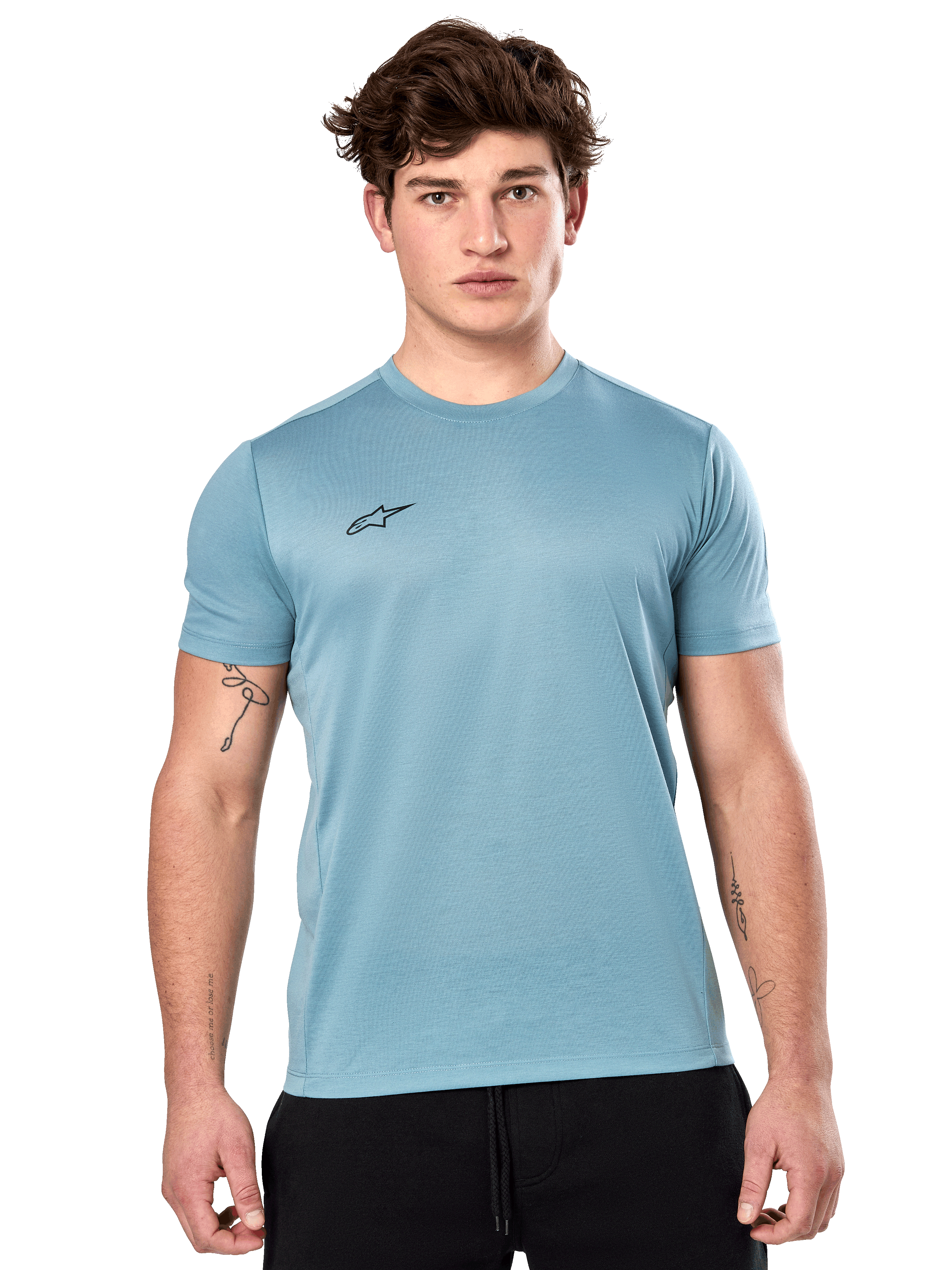 Alpinestars Point Performance Tee, kortärmad t-shirt, isblå, med en liten svart logotyp på bröstet, bärs av en modell med svarta shorts, avslappnade funktionella sportkläder