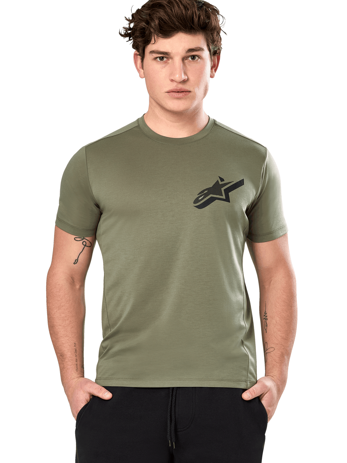 Alpinestars Attrition Performance Tee, kortärmad t-shirt, ljusgrön, svart Astars-logotyp på bröstet, fukttransporterande funktionsmaterial, modell bär svarta byxor, vardagliga sportkläder