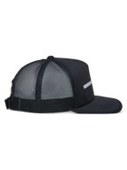 Alpinestars Alter Trucker keps, svart, sidovy, strukturerad krona och platt skärm, baksida i återvunnet polyesternät, justerbart spänne baktill, vardaglig sportstil