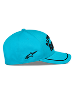 Alpinestars Luminary Hat, Aqua Blue, sidovy, böjd skärm med svart soutache-kant, svart platt broderad logotyp på sidan, strukturerad krona, vardaglig motorsport-huvudbonad