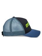 Alpinestars Vital Trucker Hat, sidovy, svart frontpanel med blå böjd skärm och ljusblå nätbaksida, limegrön logotypdetalj, strukturerad krona, vardaglig motorsportinspirerad huvudbonad