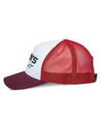 Alpinestars Vital Trucker-keps, sidovy, vit strukturerad frontpanel med svart logotyp, vinröd böjd skärm, orange nätbaksida, vardaglig sportig huvudbonad