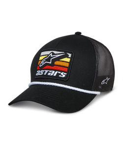 Alpinestars Selica Trucker Hat, svart keps med meshbaksida och böjd skärm, patch framtill med horisontella ränder i gult, orange och rött, vit flätad repdetalj och broderi på sidan, vardaglig motorsportinspirerad huvudbonad