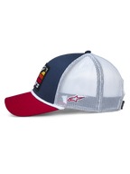 Alpinestars Selica Trucker-keps, sidovy, röd böjd skärm, marinblå frontpanel med vit meshbaksida, vit flätad repkant, liten röd broderad logotyp, avslappnad motorsport-inspirerad huvudbonad