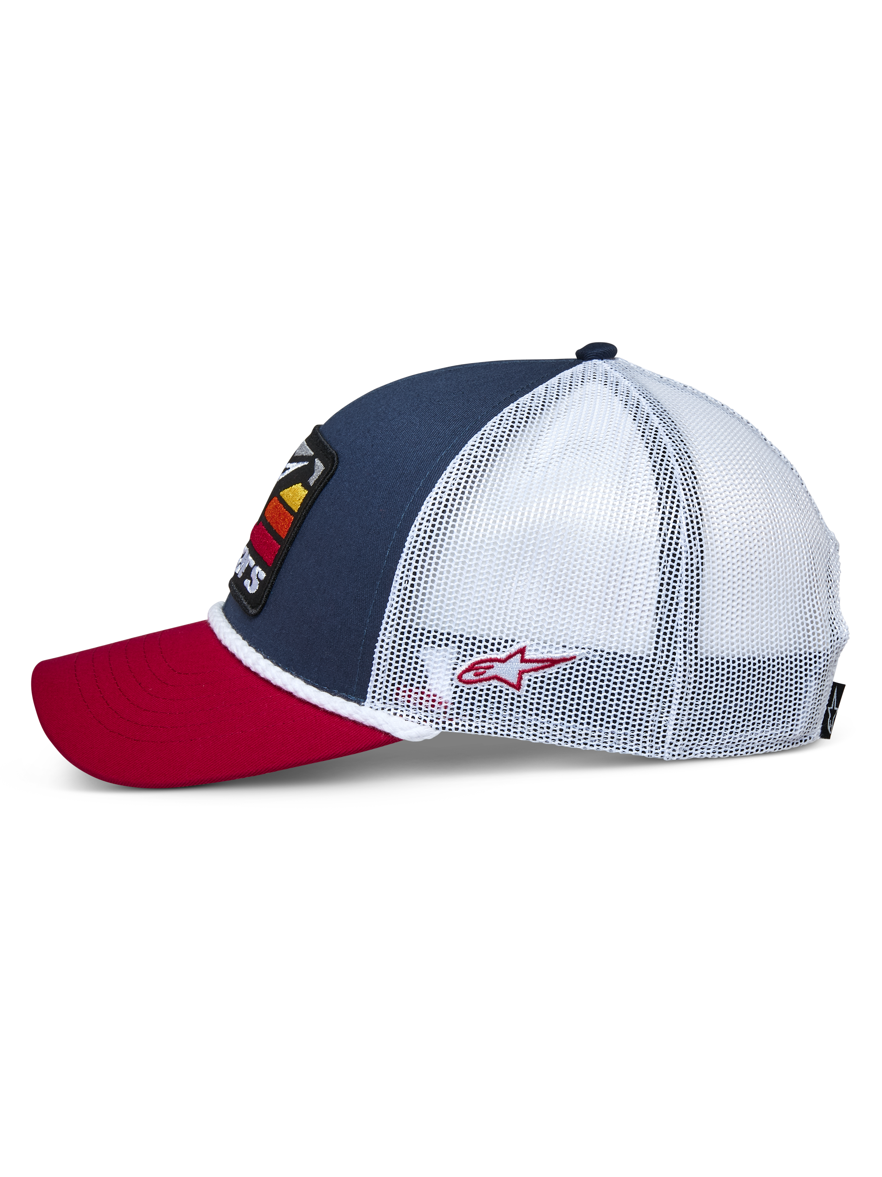 Alpinestars Selica Trucker-keps, sidovy, röd böjd skärm, marinblå frontpanel med vit meshbaksida, vit flätad repkant, liten röd broderad logotyp, avslappnad motorsport-inspirerad huvudbonad