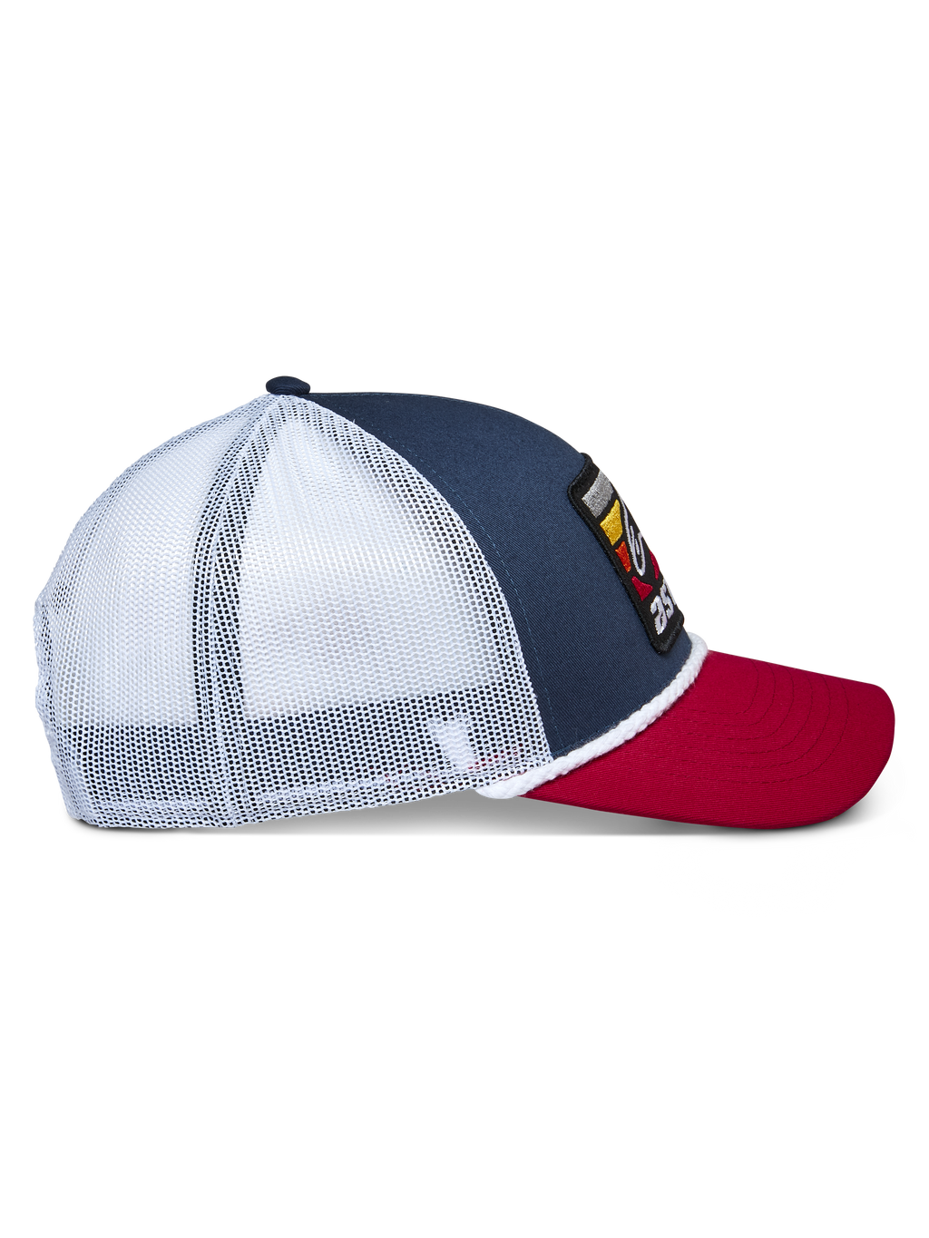 Alpinestars Selica Trucker-keps, marinblå, röd och vit, sidoprofil med marinblå krona, röd böjd skärm och vita meshpaneler baktill, flätad repkant, avslappnad huvudbonad i motorsportstil