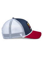 Alpinestars Selica Trucker-keps, marinblå, röd och vit, sidoprofil med marinblå krona, röd böjd skärm och vita meshpaneler baktill, flätad repkant, avslappnad huvudbonad i motorsportstil