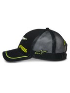 Alpinestars Exceed Trucker Hat, sidoprofil av en svart snapback-keps, med svart mesh-baksida, böjd skärm med neongröna detaljer, neongröna broderade logotyper, avslappnad huvudbonad för motorsport