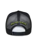 Alpinestars Exceed keps, svart truckerkeps, baksida som visar nätpaneler och snapback-stängning, limegrön 'RACING AHEAD'-brodyr, avslappnad motorsportinspirerad huvudbonad