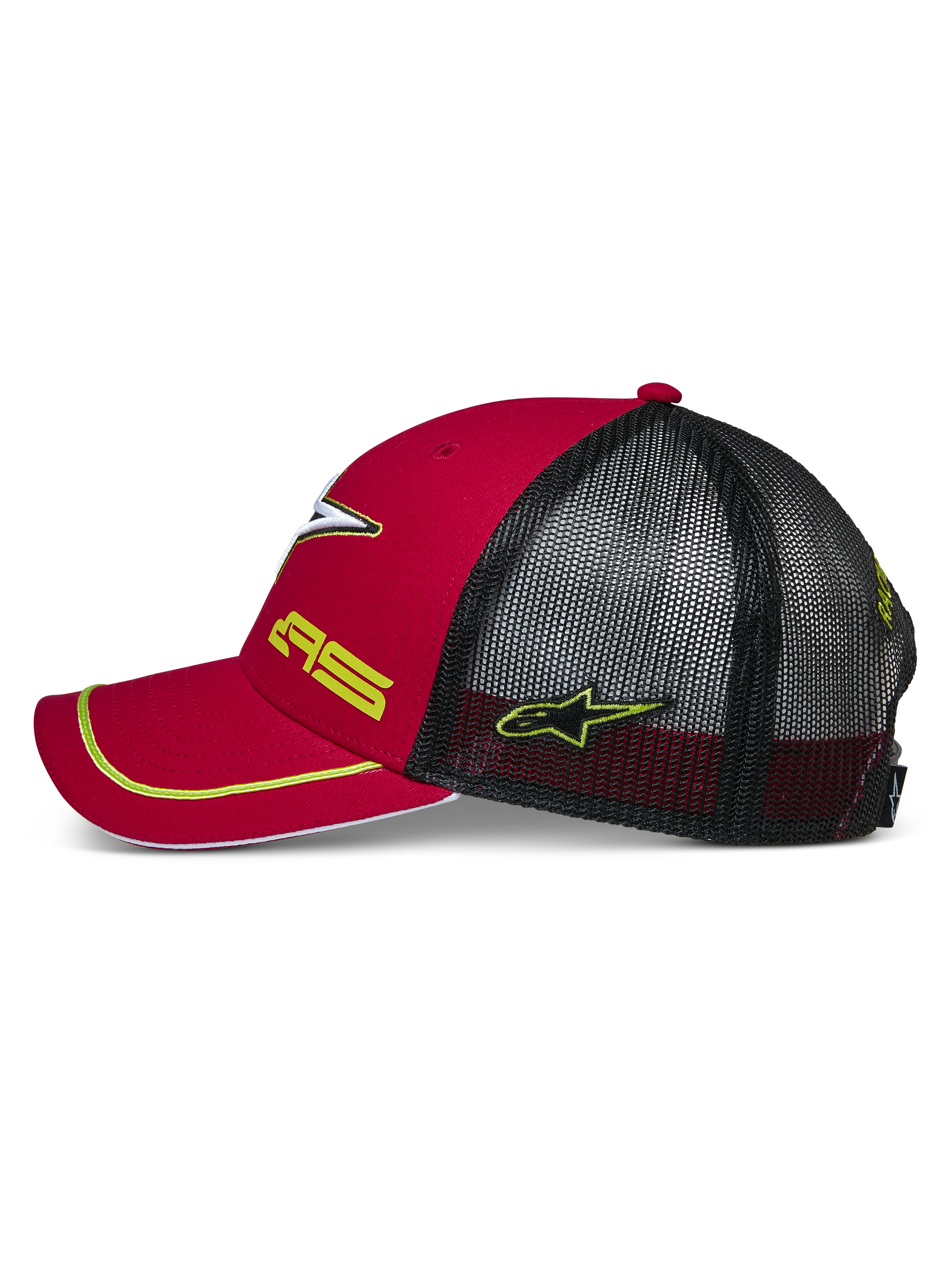 Alpinestars Exceed Truckerkeps, röd och svart vy från sidan, böjd skärm med gul dekorrand, svarta nätpaneler baktill, gult broderi med AS- och stjärnlogotyp, vardaglig motorsport-inspirerad huvudbonad