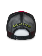 Alpinestars Exceed Truckerkeps, baksida, röd och svart, med gul "RACING AHEAD"-brodyr på svart mesh, justerbar snapback-stängning, vardaglig sportkeps