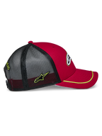 Alpinestars Exceed Truckerkeps, röd och svart med neongula detaljer, med böjd skärm med neongul sutaschkant, röd strukturerad krona och svart mesh-baksida med broderad sidologotyp, avslappnad motorsportstil