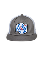 Alpinestars That Way Truckerkeps, grå och vit, strukturerad krona med platt skärm och vit meshbaksida, med ett stort märke framtill med 'One Goal One Vision'-grafik, vardaglig motorsport-streetwear