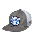 Alpinestars That Way Truckerkeps, grå och vit snapback-keps med meshbaksida, blå och vit grafisk patch med 'ONE GOAL VISION' i rött och vitt, platt skärm, liten stjärnlogotyp på meshen, avslappnad motorsportstil
