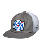 Alpinestars That Way Truckerkeps, grå och vit snapback-keps med meshbaksida, blå och vit grafisk patch med 'ONE GOAL VISION' i rött och vitt, platt skärm, liten stjärnlogotyp på meshen, avslappnad motorsportstil