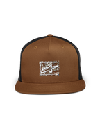 Alpinestars Mackinic Trucker-keps, brun och svart, platt skärm med strukturerad krona, med en värmeöverförd logotyp i återvunnet papper TPU på framsidan, svart meshbaksida, vardaglig sportaccessoar