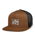 Alpinestars Mackinic Trucker-keps, brun med svart meshbaksida, strukturerad krona och platt skärm, vit A-star-logotyp på ett rektangulärt spräckligt märke, vardaglig motorsportinspirerad huvudbonad