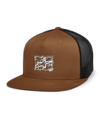 Alpinestars Mackinic Trucker-keps, brun med svart meshbaksida, strukturerad krona och platt skärm, vit A-star-logotyp på ett rektangulärt spräckligt märke, vardaglig motorsportinspirerad huvudbonad