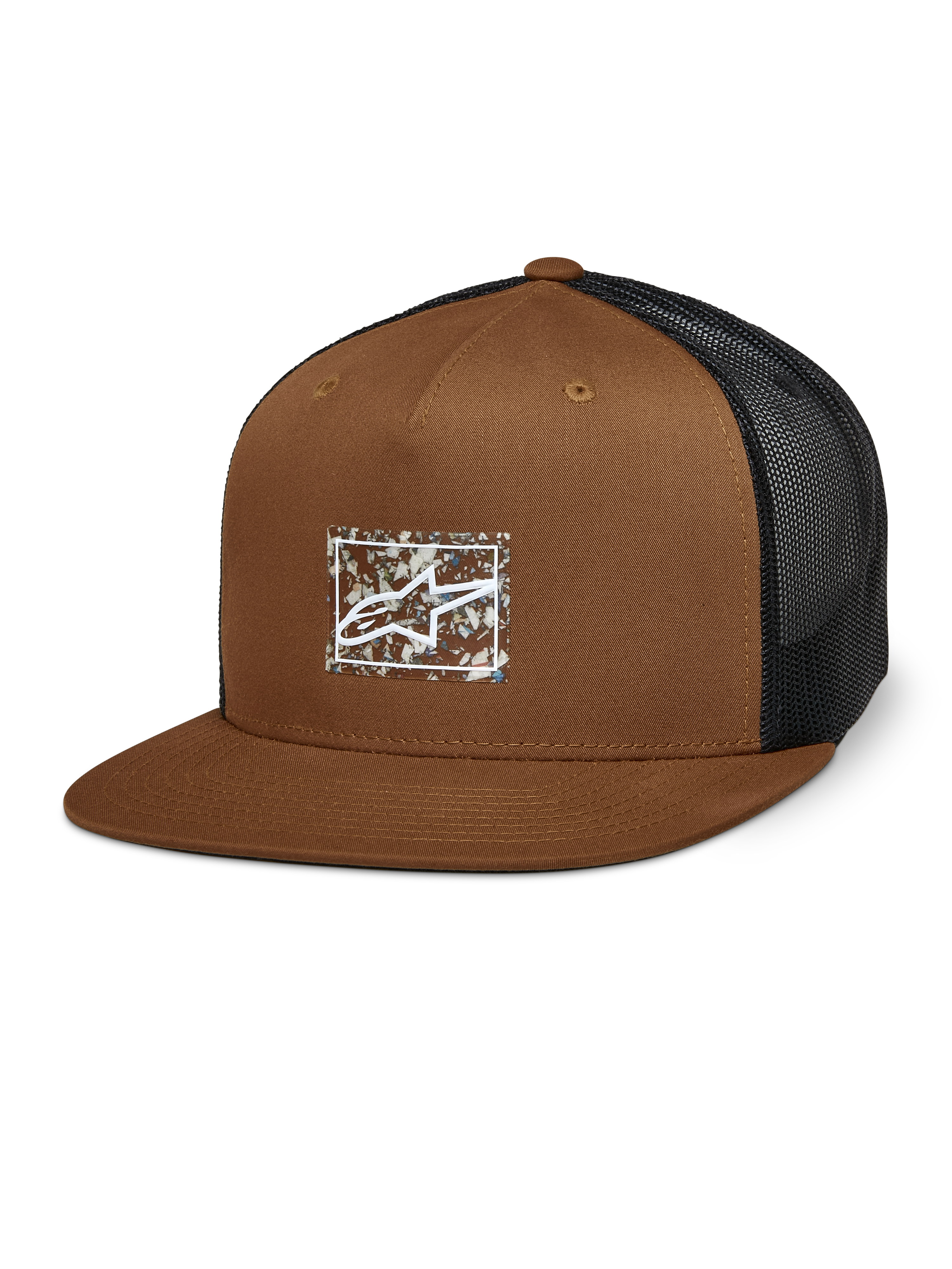 Alpinestars Mackinic Trucker-keps, brun med svart meshbaksida, strukturerad krona och platt skärm, vit A-star-logotyp på ett rektangulärt spräckligt märke, vardaglig motorsportinspirerad huvudbonad