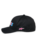 Alpinestars Cereal Hat, svart baseballkeps, profilvy från sidan, böjd skärm med strukturerad krona, med färgglatt broderi fram och en rosa Alpinestars-stjärnlogotyp på sidan, avslappnad sportswear-huvudbonad