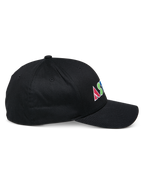 Alpinestars Cereal keps, svart strukturerad baseballkeps i sidoprofil, färgglad platt broderad logotyp på sidan med geometriska bokstäver, böjd skärm, avslappnad sportswear-design.