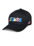 Alpinestars Cereal Hat, svart baseballkeps med färgglada broderade ASTARS-bokstäver i rött, blått, rosa och grönt, böjd skärm, casual livsstilshuvudbonad