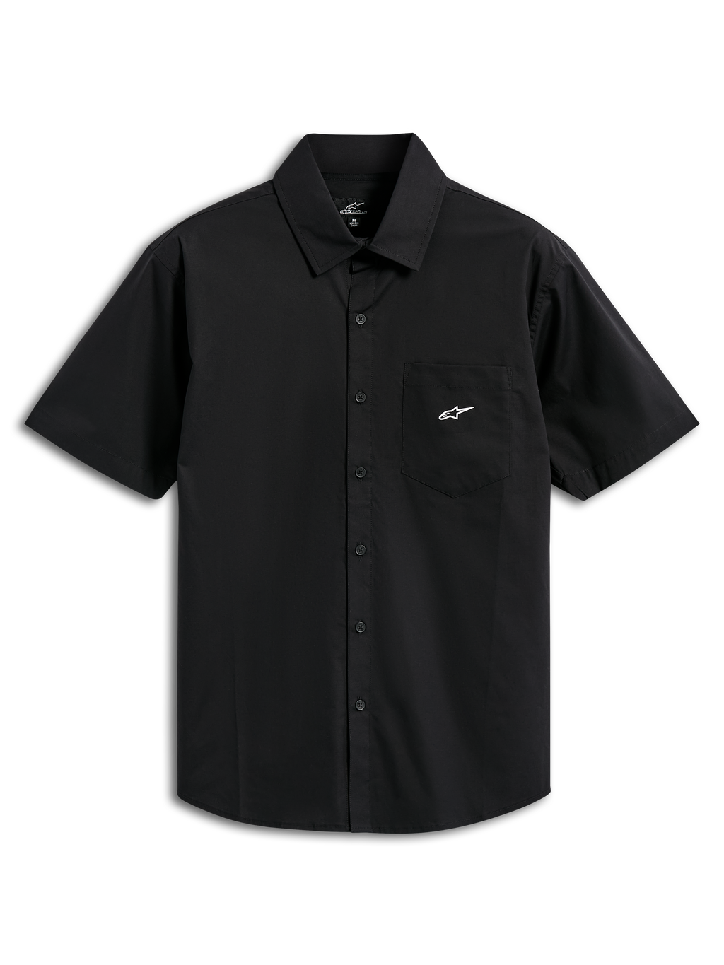 Alpinestars Strive Woven-skjorta, kortärmad skjorta med knappar, svart, med en vit Astar-logotyp på bröstfickan, klassisk krage och knappslå framtill, avslappnade motorsport-inspirerade streetwear