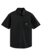 Alpinestars Strive Woven-skjorta, kortärmad skjorta med knappar, svart, med en vit Astar-logotyp på bröstfickan, klassisk krage och knappslå framtill, avslappnade motorsport-inspirerade streetwear