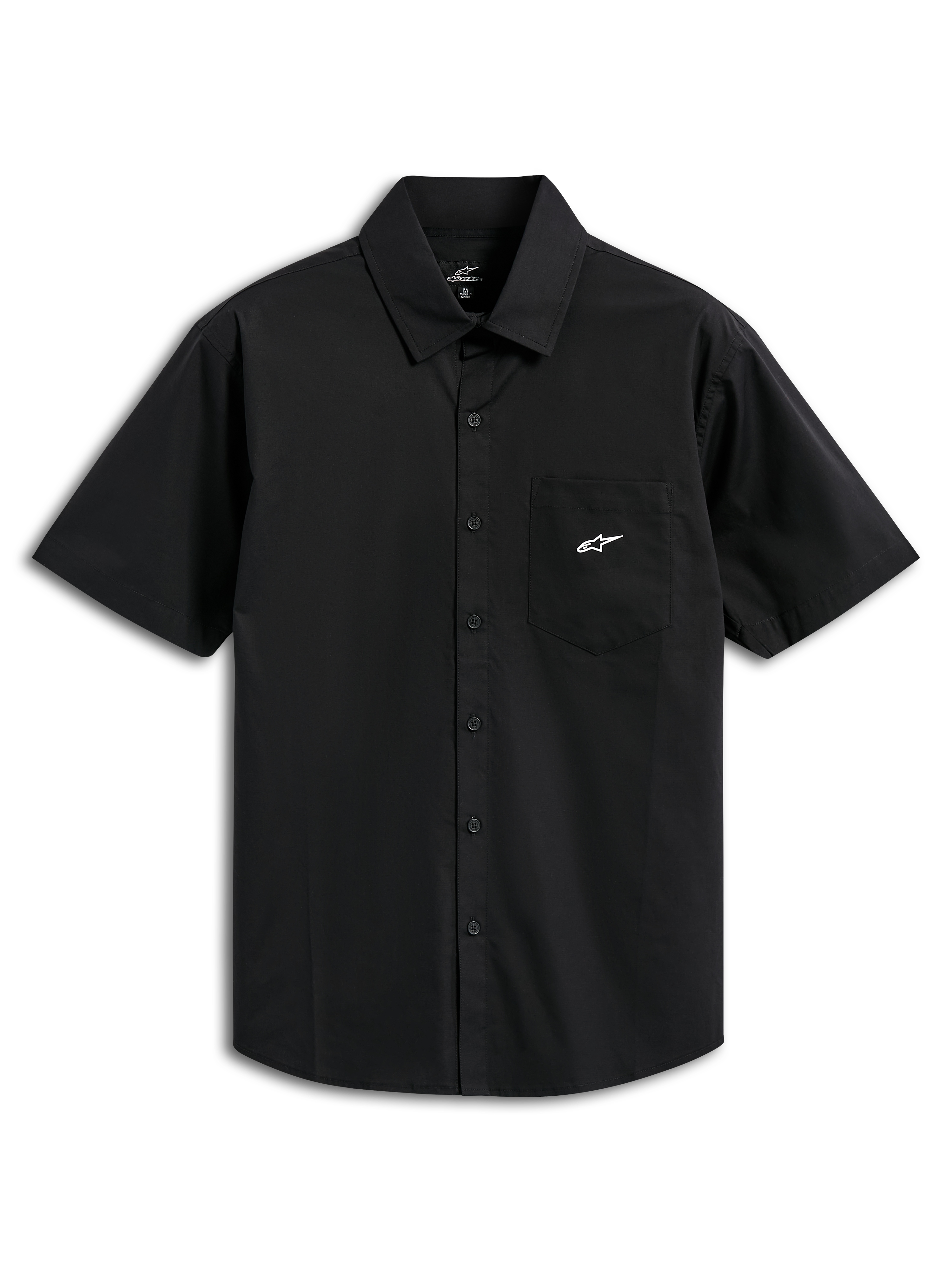 Alpinestars Strive Woven-skjorta, kortärmad skjorta med knappar, svart, med en vit Astar-logotyp på bröstfickan, klassisk krage och knappslå framtill, avslappnade motorsport-inspirerade streetwear