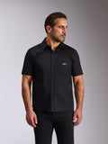 Alpinestars Strive Woven-skjorta, kortärmad button-down-skjorta, svart, vit Alpinestars-logotyp på bröstfickan, casual motorsport-streetwear
