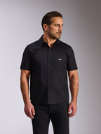 Alpinestars Strive Woven-skjorta, kortärmad button-down-skjorta, svart, vit Alpinestars-logotyp på bröstfickan, casual motorsport-streetwear