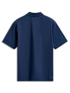 Alpinestars Impetus Sport Polo, kortärmad pikétröja, marinblå, vy bakifrån med självkrage och en liten ordlogotyp på den nedre högra fållen, vardagliga motorsport-streetwear