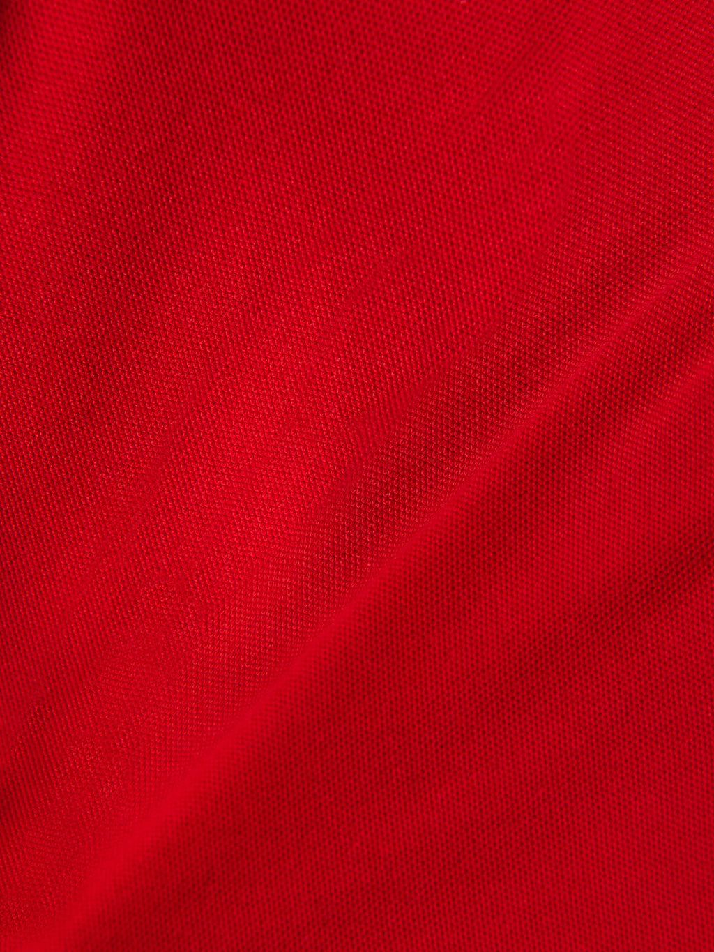 Alpinestars Endeavor Classic Polo, närbild på rött pikétyg, strukturerat stickat material, bomull-polyesterblandning, avslappnade sportkläder för motorsport