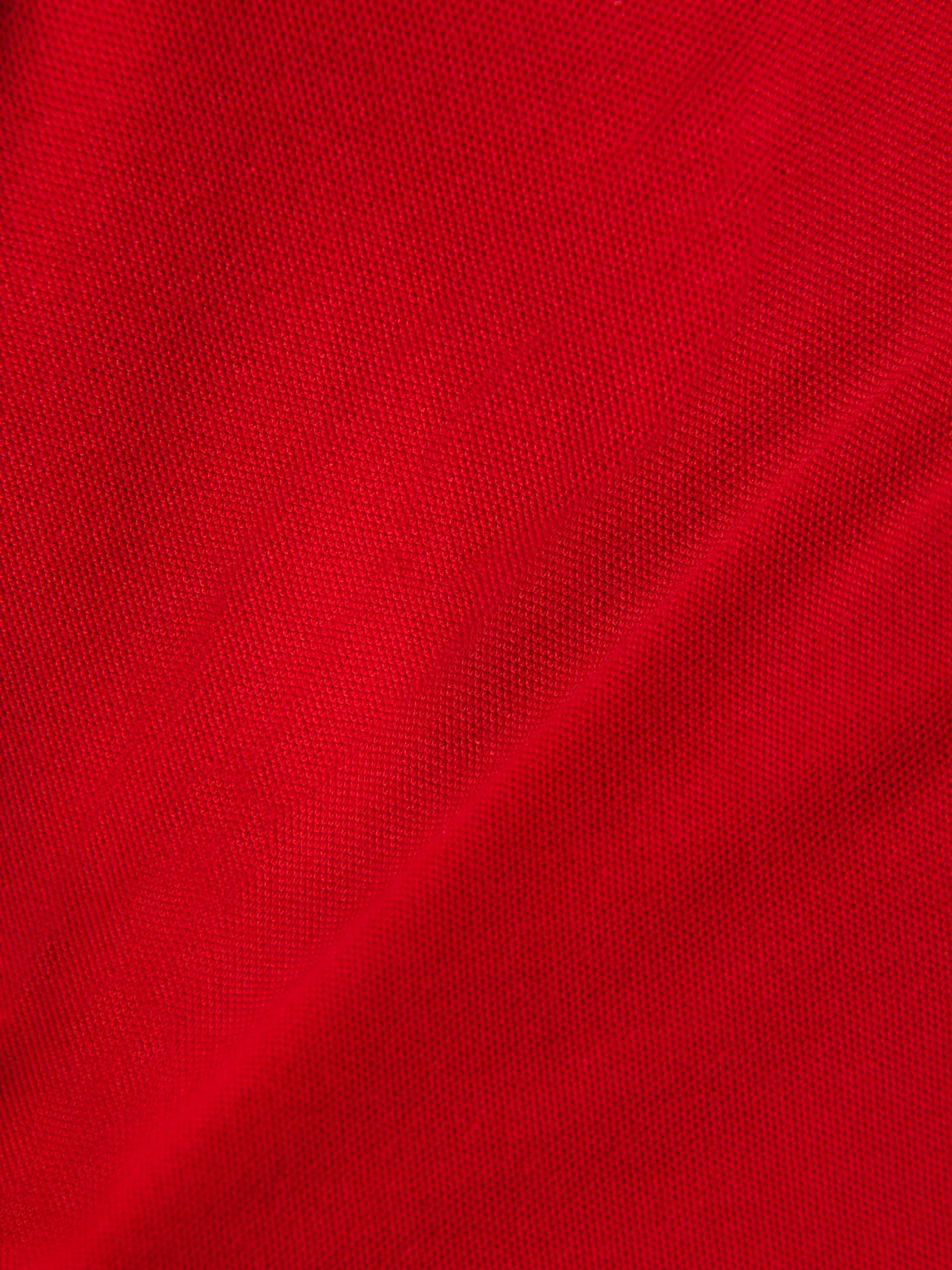 Alpinestars Endeavor Classic Polo, närbild på rött pikétyg, strukturerat stickat material, bomull-polyesterblandning, avslappnade sportkläder för motorsport
