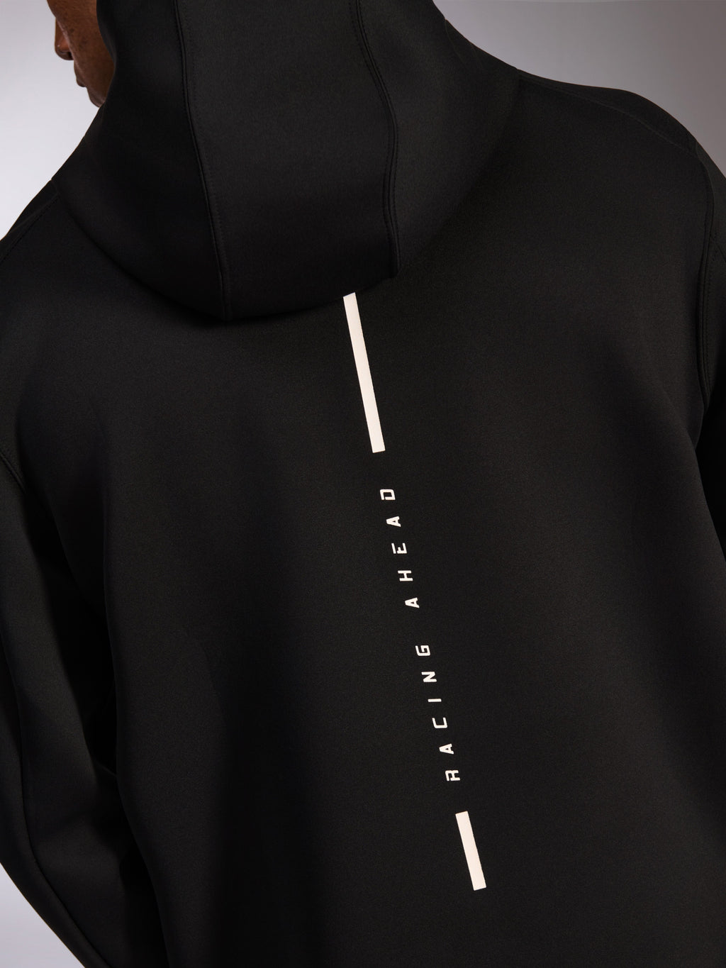 Alpinestars Insight Hoodie, casual sportswear-huvtröja, svart, baksida med vertikal vit Racing Ahead-randlogotyp, mjuk tri-blend dubbelsidig fleece, modern motorsport-inspirerad design