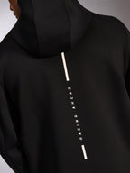 Alpinestars Insight Hoodie, casual sportswear-huvtröja, svart, baksida med vertikal vit Racing Ahead-randlogotyp, mjuk tri-blend dubbelsidig fleece, modern motorsport-inspirerad design