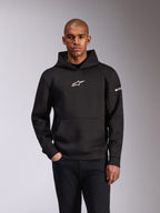 Alpinestars Insight Hoodie, svart huvtröja, vit Astars-logotyp på bröstet och ordlogotyp på ärmen, känguruficka, dubbelsidig tri-blend-fleece, vardaglig motorsport-streetwear