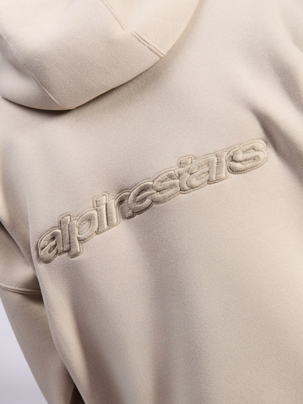 Alpinestars Emergent Oversized Hoodie, casual streetwear, Sand, detaljvy av ton-i-ton 3D-broderad Alpinestars-ordlogotyp på ryggen, förstklassig fleecetextur