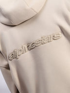 Alpinestars Emergent Oversized Hoodie, casual streetwear, Sand, detaljvy av ton-i-ton 3D-broderad Alpinestars-ordlogotyp på ryggen, förstklassig fleecetextur