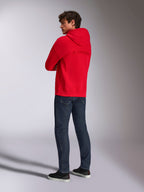 Alpinestars Emergent Oversized Hoodie, röd, vy bakifrån som visar broderad Alpinestars-ordlogotyp på ryggen, oversized passform, bärs med mörkblå jeans och svarta sneakers, casual lifestyle streetwear