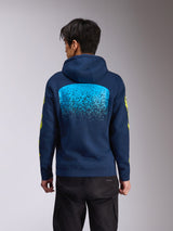 Alpinestars Obsessed Hoodie, marinblå huvtröja i fleece, vy bakifrån med en stor ljusblå MX-graderingsgrafik, gul Alpinestars-ordlogotyp på ärmarna, avslappnad motorsportinspirerad streetwear