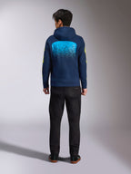 Alpinestars Obsessed Hoodie i marinblått, vy bakifrån med en stor cyanfärgad MX-graderingsgrafik och gula logotyper på ärmarna, avslappnad motorsportinspirerad pullover i fleece.