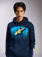 Alpinestars Obsessed Hoodie, mörkblå huvtröja i fleece, Astars-logotyp framtill med blå MX-toning och limegröna detaljer, gula ordlogotyper på ärmarna, avslappnad motorsportinspirerad streetwear